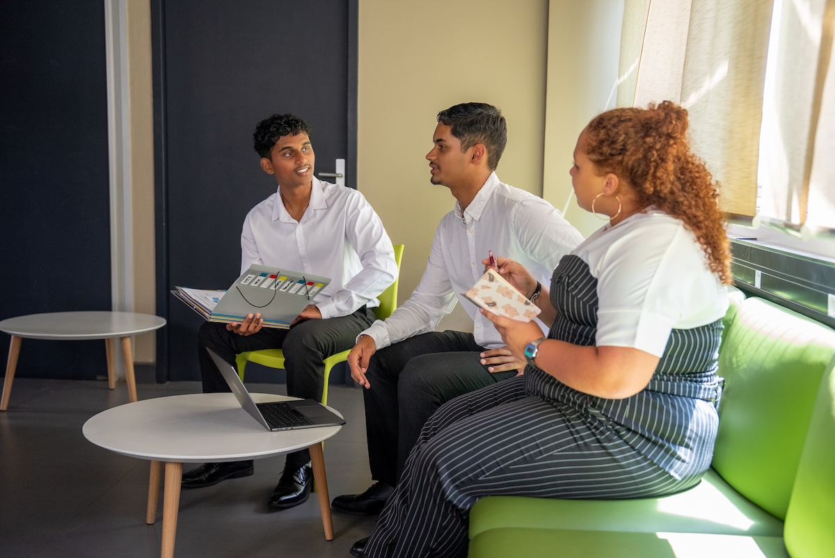 étudiants d'école de gestion et commerce qui discutent autour d'une petite table