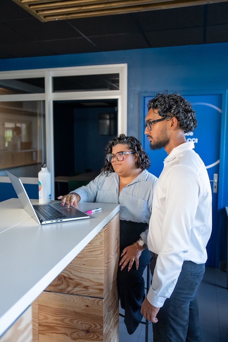 étudiants EGC travaillant sur un ordinateur portable