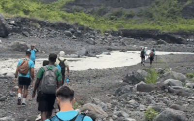 Nos étudiants distribuent des cadeaux à Mafate avec le Rotary