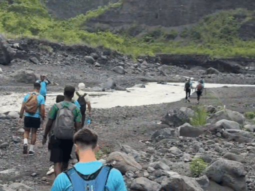 Nos étudiants distribuent des cadeaux à Mafate avec le Rotary